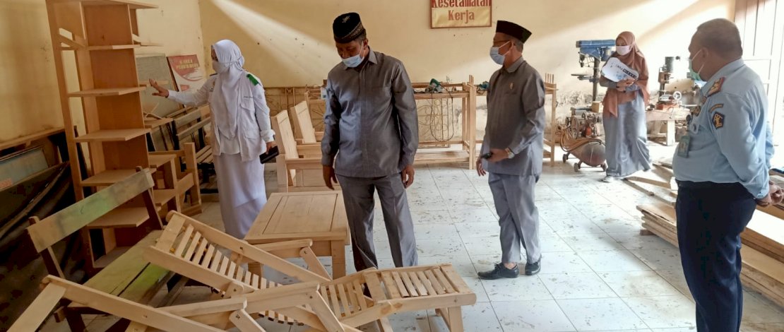 Barang-barang hasil kerajinan tangan para WBP Lapas Kelas IIA Bone.