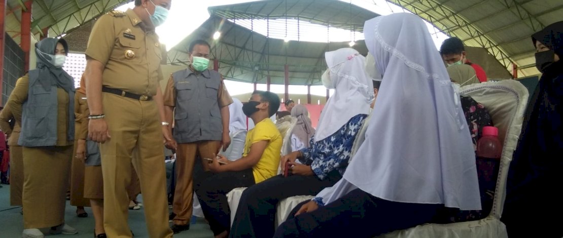 Kerumunan besar pada vaksinasi massal yang digelar BIN dan Pemkab Pinrang.