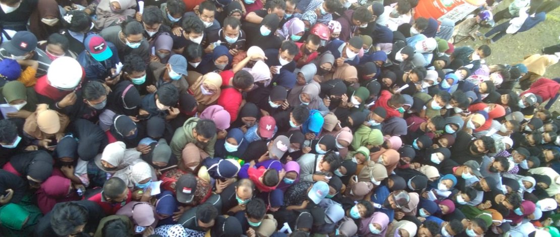 Kerumunan besar pada vaksinasi massal yang digelar BIN dan Pemkab Pinrang.