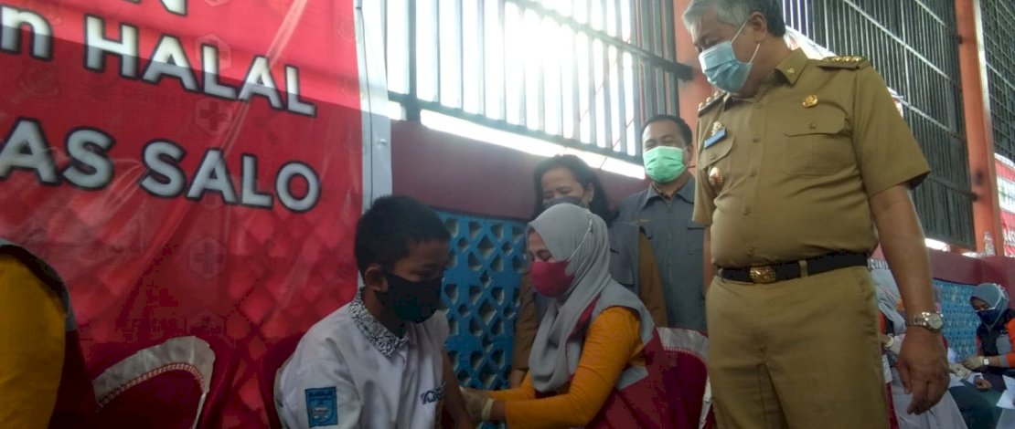 Kerumunan besar pada vaksinasi massal yang digelar BIN dan Pemkab Pinrang.
