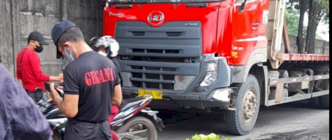 Mobil Nissan merah melindas pemotor.