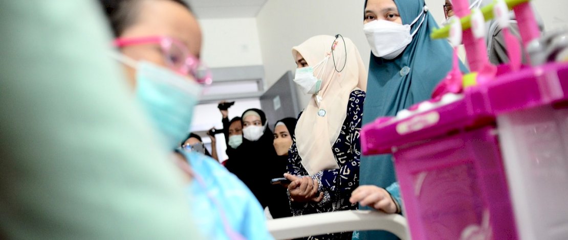 Pelaksana Tugas (Plt) Ketua Tim Penggerak PKK Sulsel, Naoemi Octarina, secara khusus menjenguk AP, yang sementara menjalani perawatan di RSUD Syekh Yusuf, Kabupaten Gowa, Selasa, 7 September 2021.