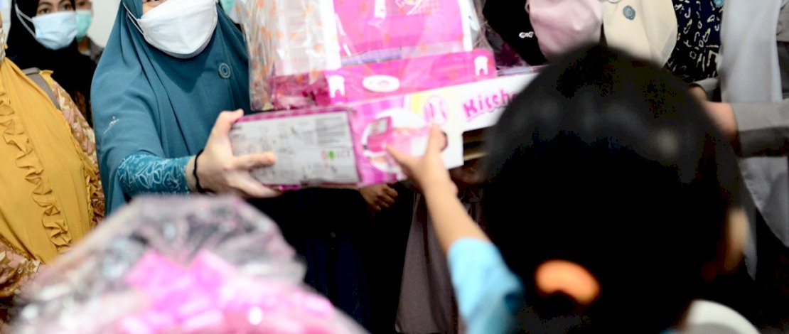 Pelaksana Tugas (Plt) Ketua Tim Penggerak PKK Sulsel, Naoemi Octarina, secara khusus menjenguk AP, yang sementara menjalani perawatan di RSUD Syekh Yusuf, Kabupaten Gowa, Selasa, 7 September 2021.
