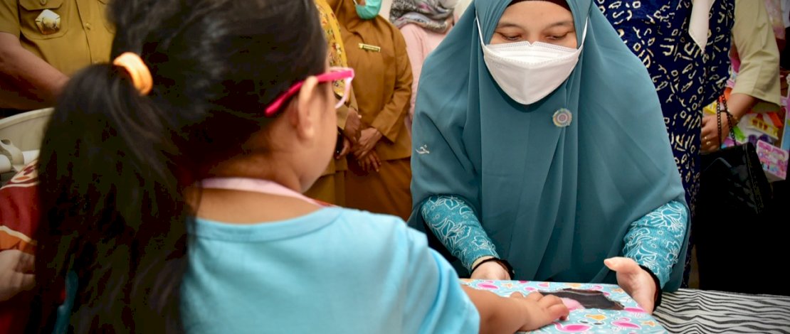 Pelaksana Tugas (Plt) Ketua Tim Penggerak PKK Sulsel, Naoemi Octarina, secara khusus menjenguk AP, yang sementara menjalani perawatan di RSUD Syekh Yusuf, Kabupaten Gowa, Selasa, 7 September 2021.