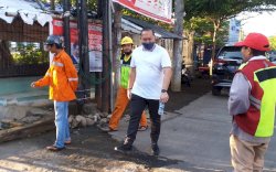 Camat Panakkukang Pantau Aktifitas Petugas Kebersihan dan Berikan Arahan