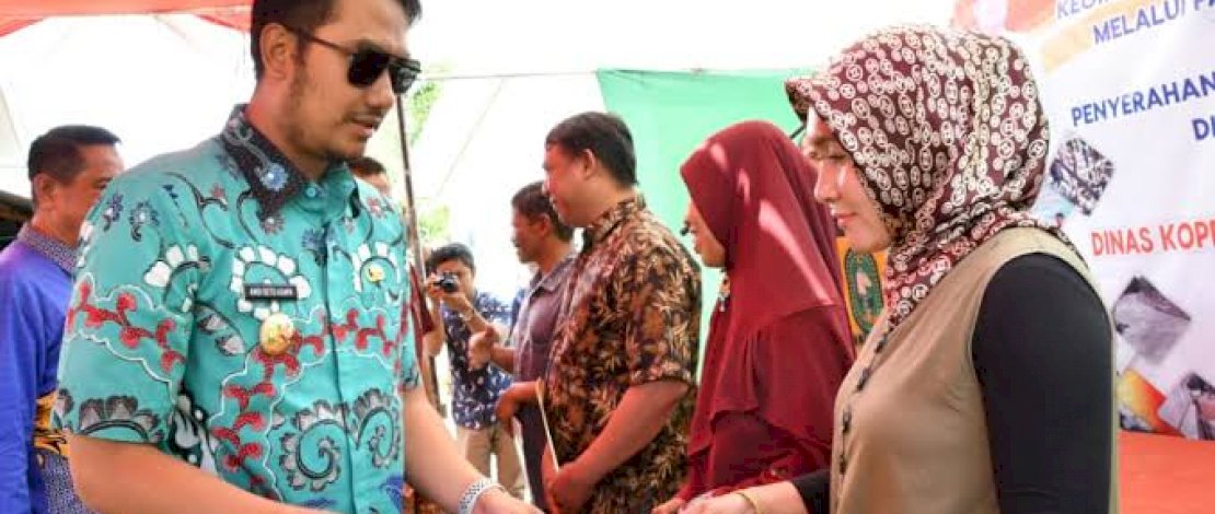 Penyerahan bantuan sertifikat tanah ke UMKM. Penyerahan bantuan sertifikat tanah ke UMKM.