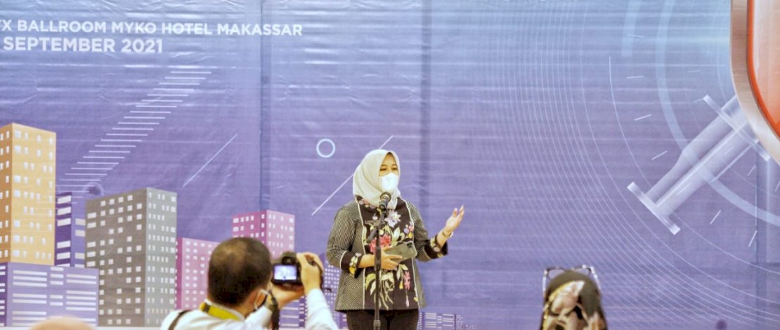 Wakil Walikota Makassar, Fatmawati Rusdi saat menghadiri vaksinasi yang digelar Industri Jasa Keuangan. 