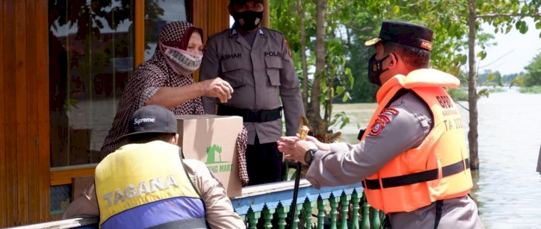 Kapolda Sulsel, Irjen Pol Merdisyam saat menyerahkan bantuan kepada warga di Wajo, Sulsel. Kapolda Sulsel, Irjen Pol Merdisyam saat menyerahkan bantuan kepada warga di Wajo, Sulsel.