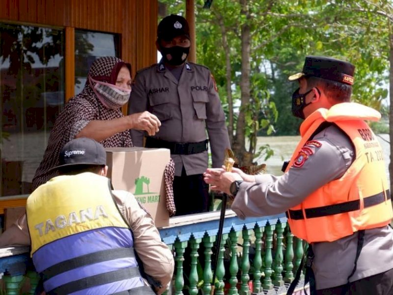 Kapolda Sulsel Bagikan Sembako kepada Korban Banjir di Wajo