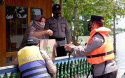 Kapolda Sulsel Bagikan Sembako kepada Korban Banjir di Wajo