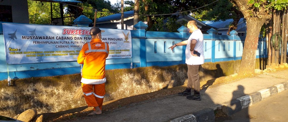 Camat Panakkukang, Andi Pangerang Nur Akbar, berbincang bersama para petugas kebersihan.