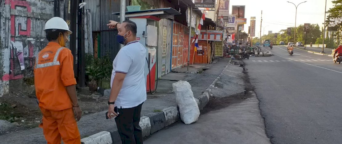 Camat Panakkukang, Andi Pangerang Nur Akbar, berbincang bersama para petugas kebersihan.