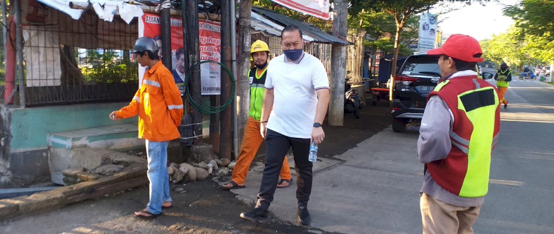 Camat Panakkukang, Andi Pangerang Nur Akbar, berbincang bersama para petugas kebersihan.