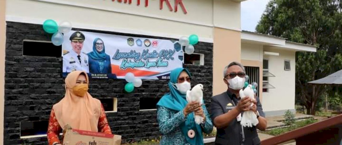 Bupati Luwu Timur, Budiman, bersama Ketua TP-PKK Lutim, Hj Sufriaty, melepas burung merpati sebagai tanda dimulainya operasional kantin PKK Lutim.