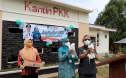 Bupati Budiman Lepas Burung Saat Resmikan Operasional Kantin Binaan PKK Luwu Timur