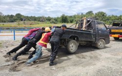 Danyon Brimob Bone Bantu Evakuasi Mobil Pickup Terjebak Lumpur
