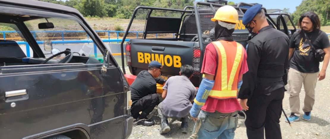 Danyon Brimob Bone Bantu Evakuasi Mobil Pickup Terjebak Lumpur