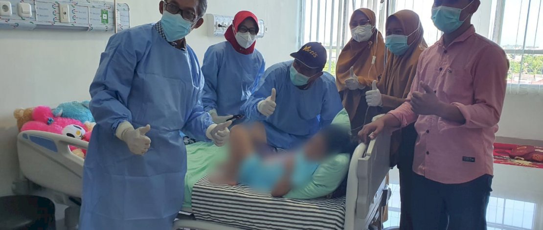 Tim Ahli Bidang Kesehatan Pemprov Sulsel, Prof.dr Budu, Ph.D, Sp.M (K), turun langsung memberikan pendampingan kepada korban penganiayaan, AP, yang sementara dirawat di RSUD Syekh Yusuf. Tim Ahli Bidang Kesehatan Pemprov Sulsel, Prof.dr Budu, Ph.D, Sp.M (K), turun langsung memberikan pendampingan kepada korban penganiayaan, AP, yang sementara dirawat di RSUD Syekh Yusuf.