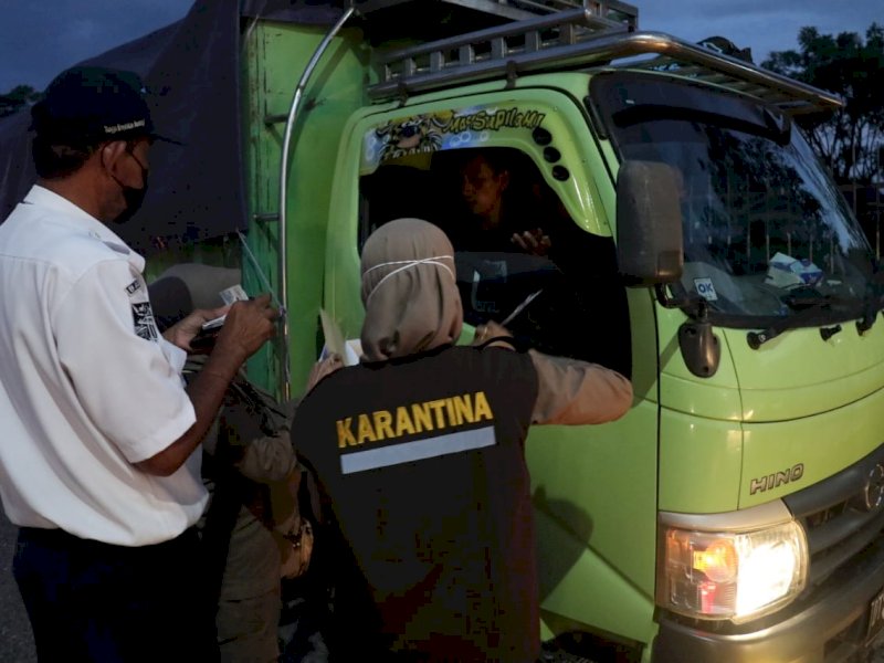 Lutfie Natsir Turun Langsung Pimpin Operasi Patuh Karantina di Pelabuhan Bajoe