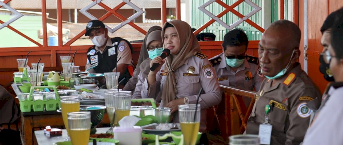 Kepala Balai Karantina Pertanian Makassar, Lutfie Natsir SH MH, turun langsung memimpin operasi patuh karantina, di Pelabuhan Bajoe, Kabupaten Bone, Rabu, 8 September 2021. 