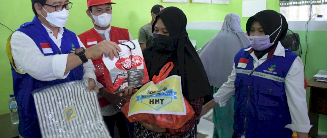 Penyerahan bantuan kepada Korban Banjir di Lutra.
