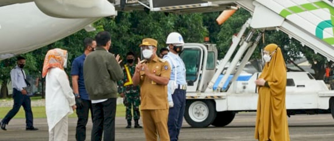 Plt Gubernur Sulsel Andi Sudirman Sulaiman, menyambut Presiden RI, Joko Widodo. 