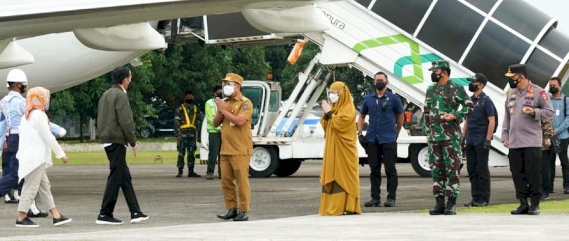 Plt Gubernur Sulsel Andi Sudirman Sulaiman, menyambut Presiden RI, Joko Widodo. 