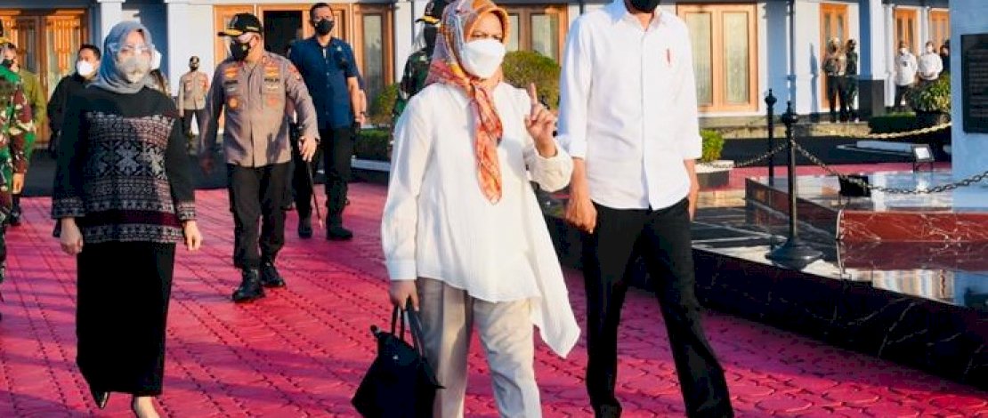 Plt Gubernur Sulsel Andi Sudirman Sulaiman, menyambut Presiden RI, Joko Widodo. 