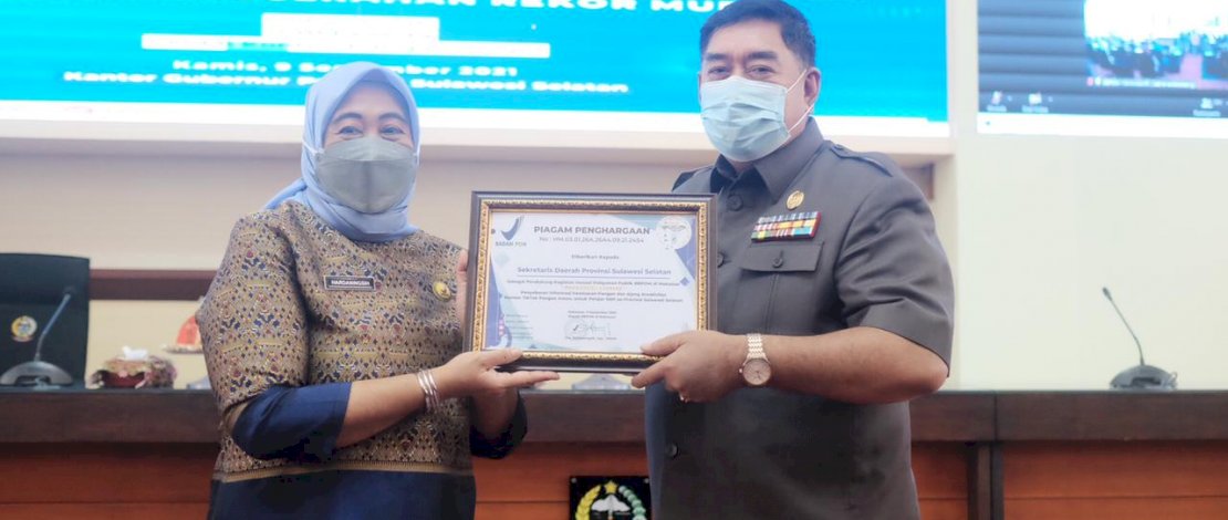 Kepala BPOM Kota Makassar, Hardaningsih, dan Sekretaris Daerah Provinsi Sulsel, Abdul Hayat Gani, berfoto memegang piagam penghargaan dari MURI.