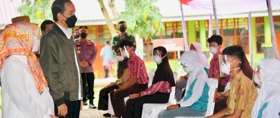 Jokowi Tinjau Vaksinasi Covid-19 di Kabupaten Wajo