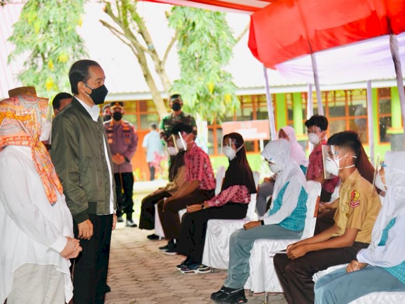 Jokowi Tinjau Vaksinasi Covid-19 di Kabupaten Wajo