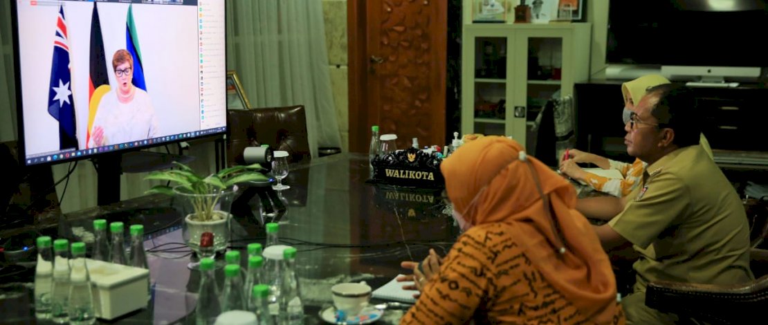 Wali kota Makassar Moh. Ramdhan "Danny" Pomanto menghadiri pidato menteri luar negeri Australia Marice payne secara virtual dirumah jabatan Walikota. Jalan Amirullah. Kamis (9/9/2021).