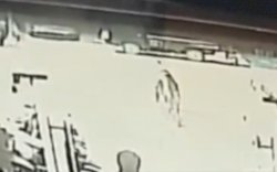 Aksi Jambret Spesialis Emak-Emak di Makassar Terekam CCTV