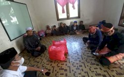 Pakai Baju Adat, ASN Luwu Timur Bagikan Nasi Kotak ke Warga