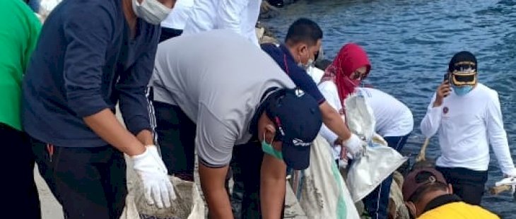 Bersih-bersih Pantai KSOP Parepare