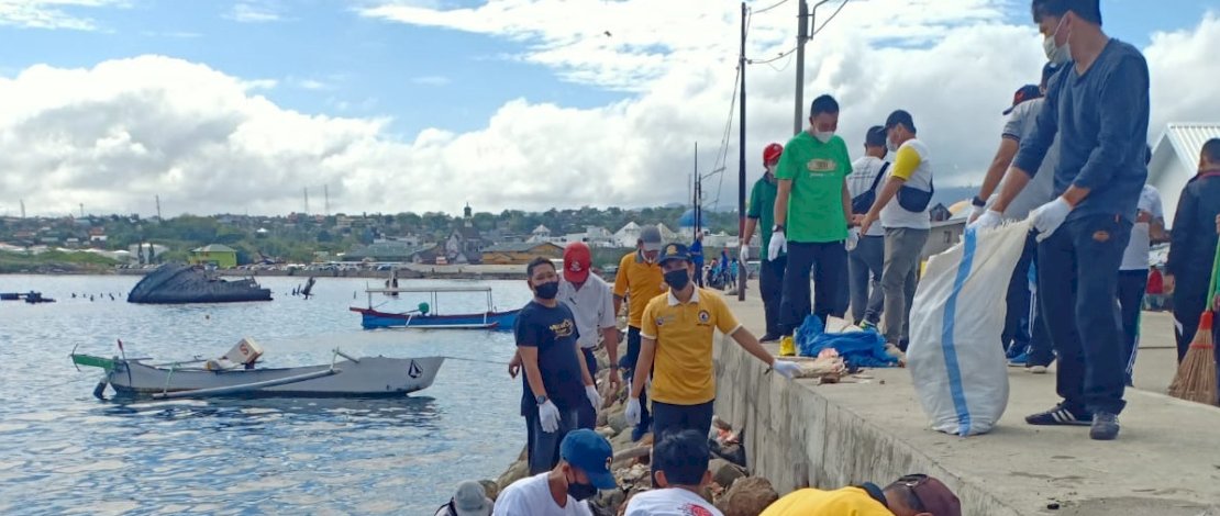 Suasana bersih-bersih pantai yang dilakukan KSOP Parepare.