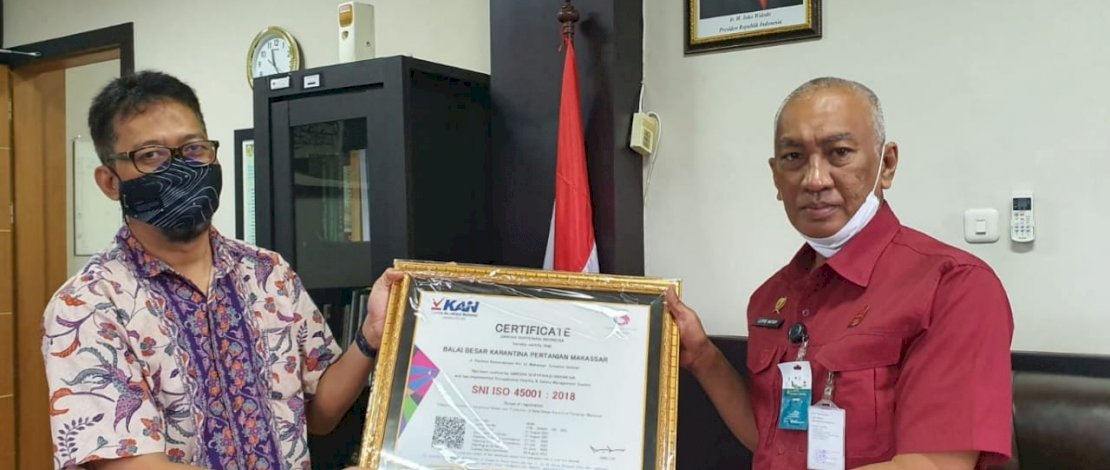 Penanggung Jawab Wilayah Kerja Pelabuhan Soekarno Hatta, Fahri SP MP, menyerahkan sertifikat ISO 45001 Standar Internasional Keselamatan dan Kesehatan Kerja (K3) kepada Kepala BBKP Makassar, Lutfie Natsir SH MH, Jumat, 10 September 2021.