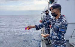 HUT Ke-76 TNI AL, KRI Badau-841 Doa Bersama Dan Tabur Bunga Diposisi Tenggelamnya KRI Nanggala-402