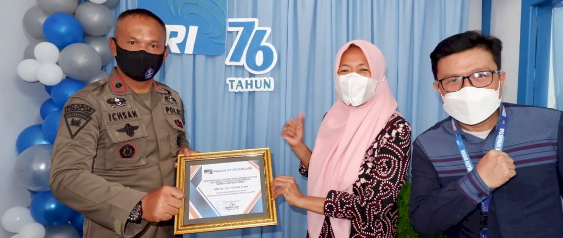 Komandan Batalyon (Danyon) C Pelopor Kompol Nur Ichsan, S.Sos menerima piagam penghargaan yang diserahkan langsung oleh Koordinator RRI Stasiun Penyiaran Bone Sabariah, S.Sos, Jumat (10/09/2021).