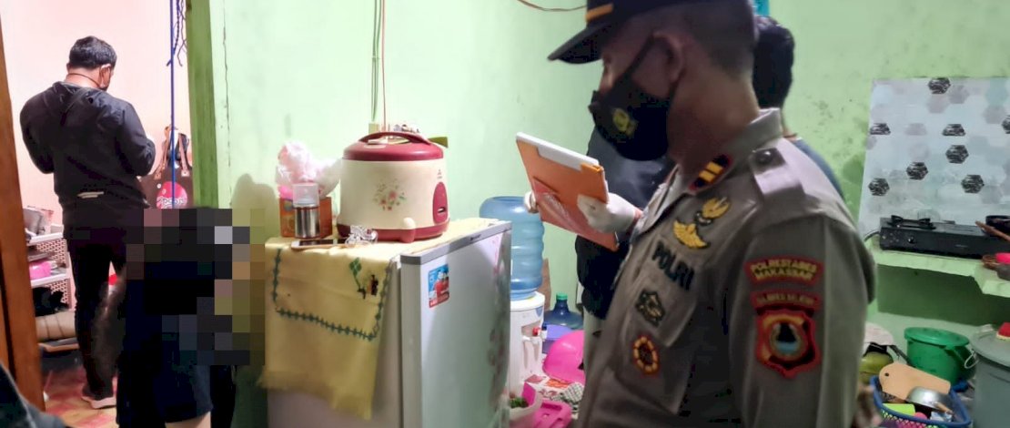 Anggota Polsek Tamalanrea melakukan olah TKP mahasiswi QA meninggal. (FOTO/NOER) Anggota Polsek Tamalanrea melakukan olah TKP mahasiswi QA meninggal. (FOTO/NOER)