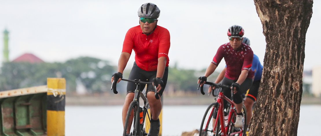 FOTO: Isi Akhir Pekan di Pagi Hari, Wali Kota Makassar Danny Pantau Kota Dengan Gowes