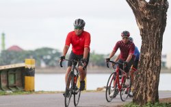 FOTO: Isi Akhir Pekan di Pagi Hari, Wali Kota Makassar Danny Pantau Kota Dengan Gowes