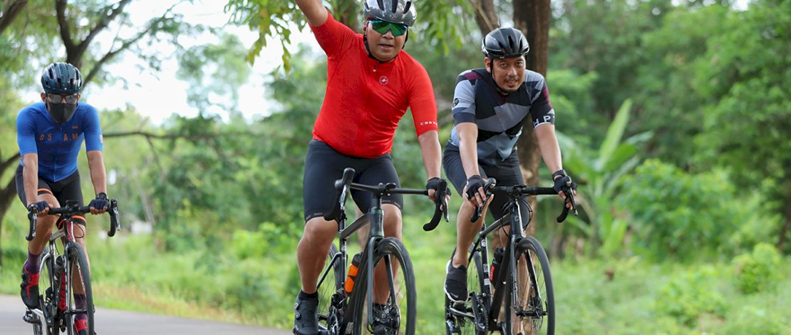 Wali Kota Makassar, Moh Ramdhan Pomanto (baju merah) sedang bersepeda.