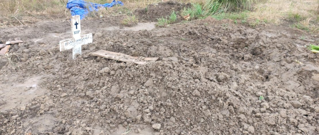 Makam salah satu pasien Covid-19 yang dibongkar keluarga.