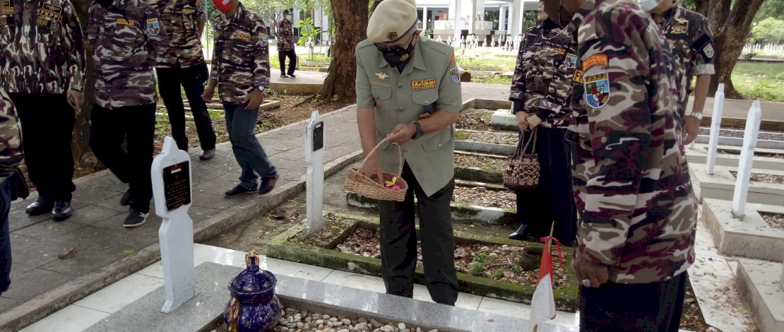 Peringatan HUT FKPPI ke 43 dilaksanakan dengan Upacara dan Ziarah Kubur di TMP Panaikang, Minggu, 12 September 2021. Dilanjutkan dengan Ramah Tamah serta Webinar.