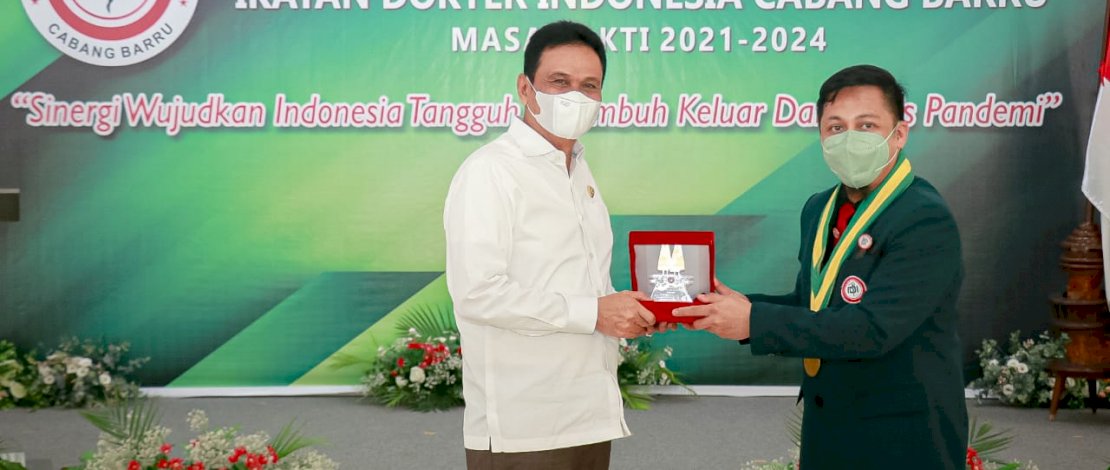 Bupati Barru, Suardi Saleh saat menerima cendera mata dari IDI Barru.