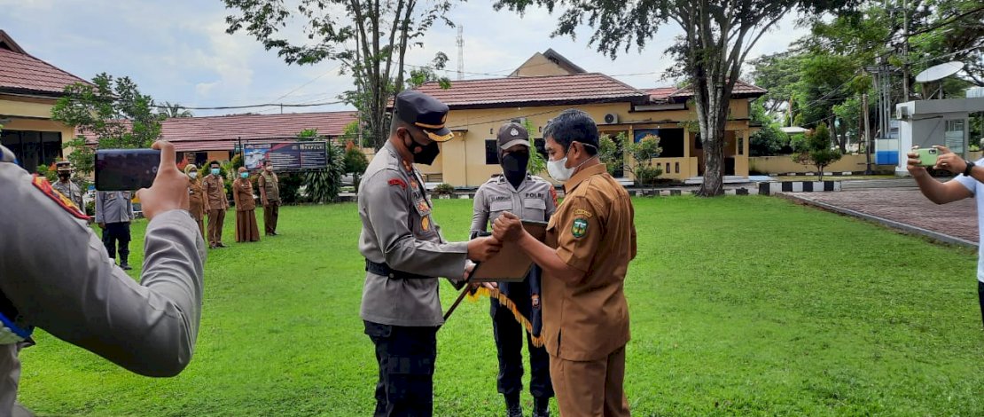 Ketua Harian Satgas Covid-19 Kabupaten Luwu, AKBP Fajar Dani Susanto, menyerahkan piagam penghargaan dan bantuan alat konsentrator kepada Desa Bone Lemo sebagai Desa Teladan dengan Herd Immunity 97,3%.