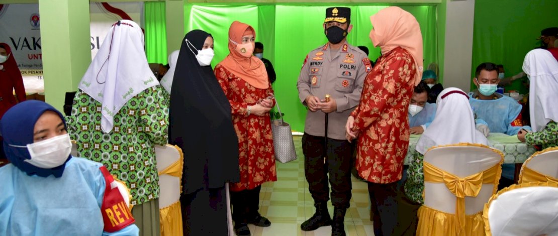 Pelaksana Tugas Ketua Tim Penggerak PKK Sulsel, Naoemi Octarina ST, mendampingi Penasehat Dharma Wanita Kementrian Pemuda dan Olahraga, Nadiah Zainuddin Amali, saat menghadiri 
Vaksinasi Untuk Negeri, Vaksin untuk Tenaga Pendidik, Pemuda, Santri/Pelajar dan Mahasiswa, di Pondok Pesantren An-Nahdlah Makassar, Senin, 13 September 2021. Turut hadir Kapolda Sulsel, Irjen Pol Dr H Merdisyam MSi.