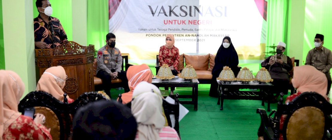 Pelaksana Tugas Ketua Tim Penggerak PKK Sulsel, Naoemi Octarina ST, mendampingi Penasehat Dharma Wanita Kementrian Pemuda dan Olahraga, Nadiah Zainuddin Amali, saat menghadiri 
Vaksinasi Untuk Negeri, Vaksin untuk Tenaga Pendidik, Pemuda, Santri/Pelajar dan Mahasiswa, di Pondok Pesantren An-Nahdlah Makassar, Senin, 13 September 2021. Turut hadir Kapolda Sulsel, Irjen Pol Dr H Merdisyam MSi.