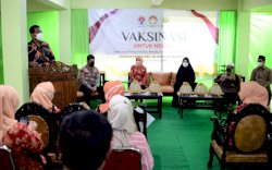 Naoemi Octarina Dampingi Nadiah Zainuddin Amali Hadiri Vaksinasi untuk Negeri di Pesantren An-Nahdlah Makassar